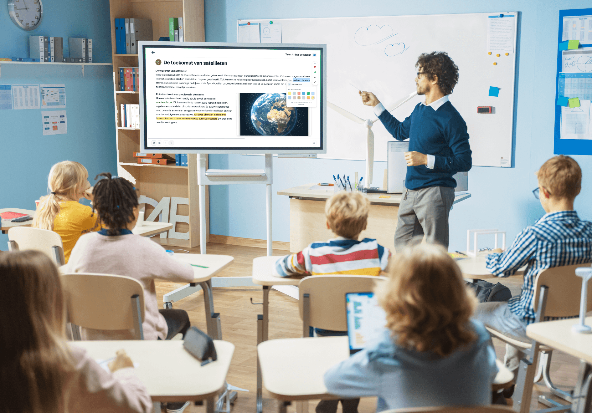 Leerkracht gebruikt digiboard in klas